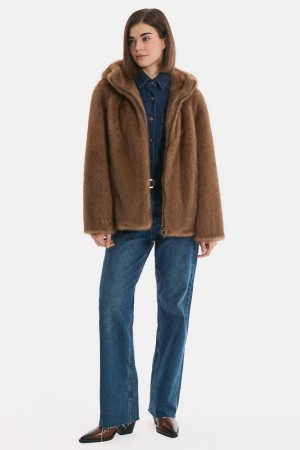 шуба из искусственного меха с капюшоном фотография