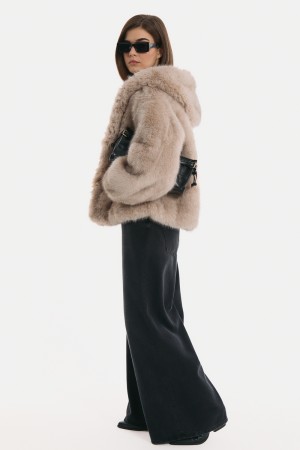 шуба из искусственного меха с капюшоном фотография