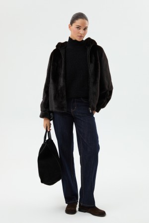 шуба из искусственного меха с капюшоном фотография