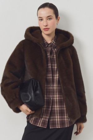 шуба из искусственного меха с капюшоном фотография