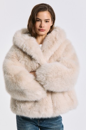 шуба из искусственного меха с капюшоном фотография