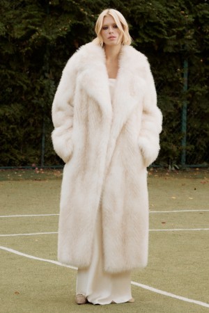 шуба из искусственного меха с поясом фотография