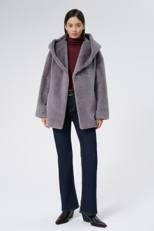 шуба из искусственного меха с поясом фотография