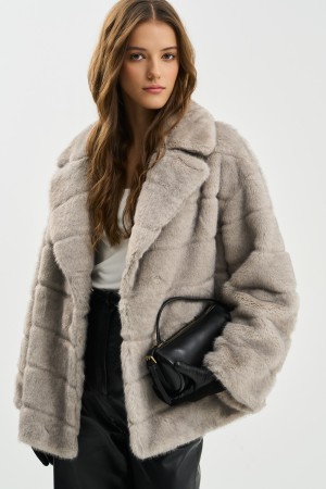 шуба из искусственного меха фотография