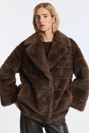 шуба из искусственного меха фотография