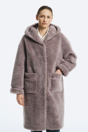 шуба из овечьей шерсти с капюшоном фотография