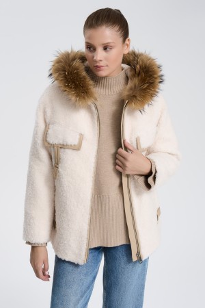 шуба из овечьей шерсти с отделкой мехом енота фотография