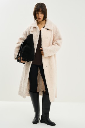 шуба из овечьей шерсти фотография