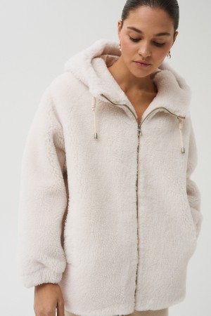 шуба из шерсти с капюшоном фотография