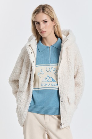 шуба из шерсти с капюшоном фотография