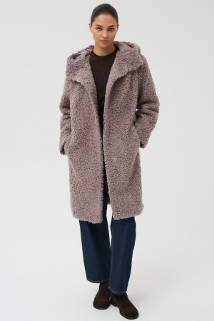 шуба из шерсти с капюшоном фотография