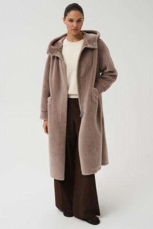 шуба из шерсти с капюшоном фотография