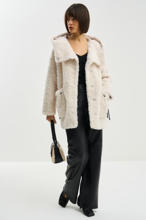 шуба из шерсти с капюшоном фотография