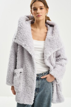 шуба из шерсти с капюшоном фотография