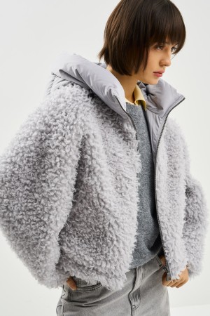 шуба из шерсти с текстильным капюшоном фотография