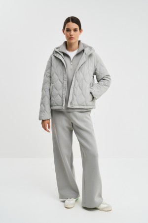 стеганая куртка с капюшоном фотография