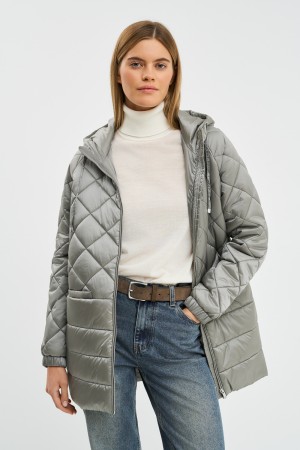 стеганая куртка с капюшоном фотография