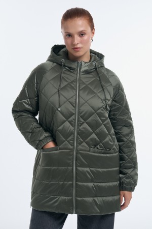 стеганая куртка с капюшоном фотография