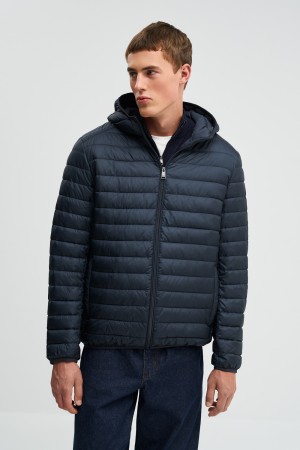 стеганая куртка с капюшоном фотография