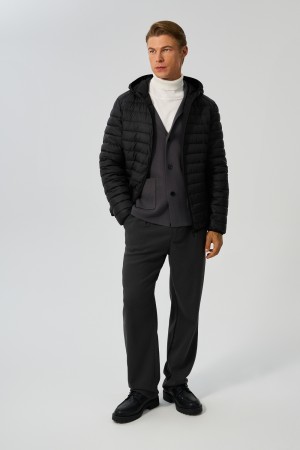 стеганая куртка с капюшоном фотография