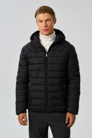 стеганая куртка с капюшоном фотография