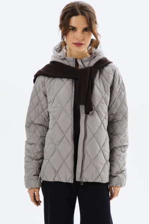 стеганая куртка с капюшоном фотография