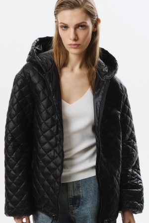 стеганая куртка с капюшоном фотография