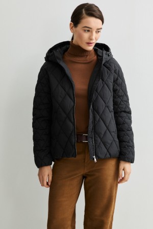 стеганая куртка с капюшоном фотография