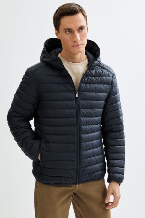стеганая куртка с капюшоном фотография