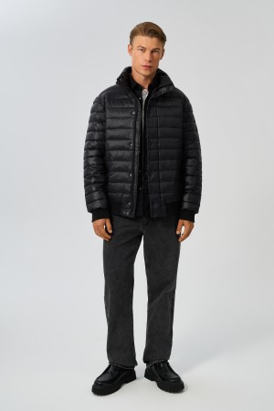 стеганая куртка с капюшоном фотография