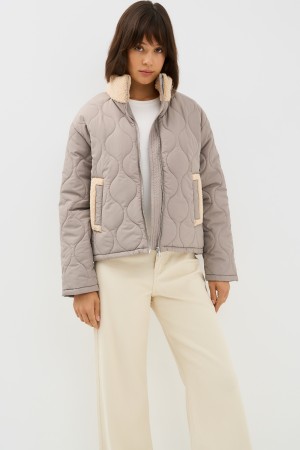 стеганая куртка с меховой отделкой фотография