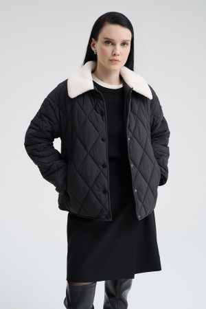 стеганая куртка с меховой отделкой фотография