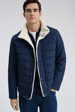 стеганая куртка с отделкой меховой тканью фотография