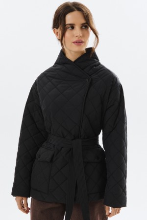 стеганая куртка с поясом фотография