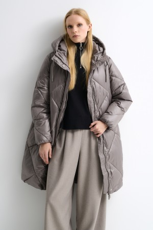 стеганое пальто с капюшоном фотография