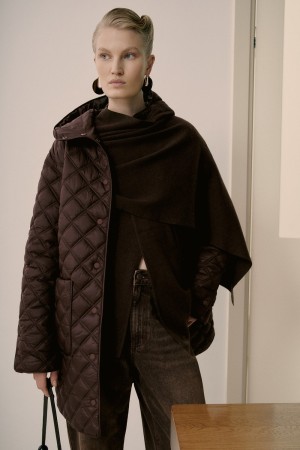 стеганое пальто с капюшоном фотография