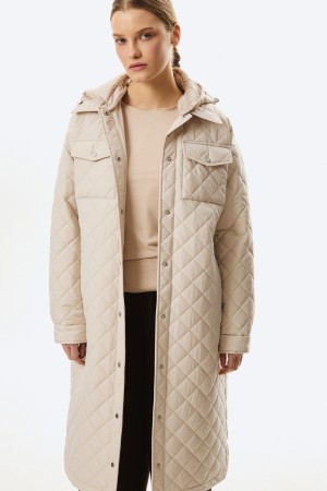 стеганое пальто с капюшоном фотография