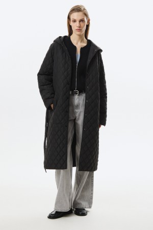 стеганое пальто с капюшоном фотография