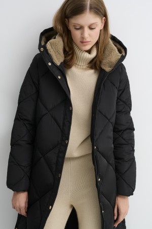 стеганое пальто с капюшоном фотография