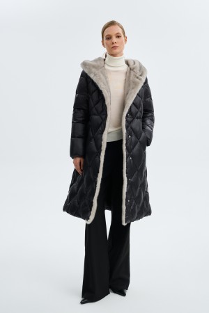 стеганое пальто с меховой отделкой фотография