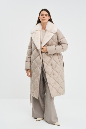 стеганое пальто с меховой отделкой фотография