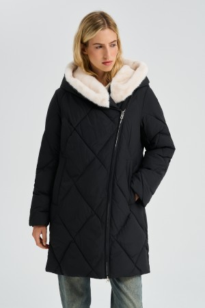 стеганое пальто с меховой отделкой фотография