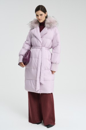 стеганое пальто с отделкой мехом енота фотография