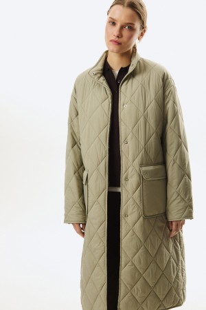 стеганое пальто с поясом фотография