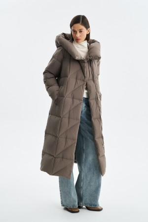 стеганый пуховик с капюшоном фотография