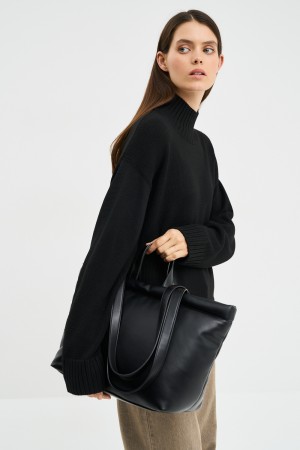 сумка из искусственной кожи фотография