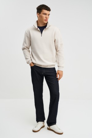 толстовка с воротником на молнии фотография