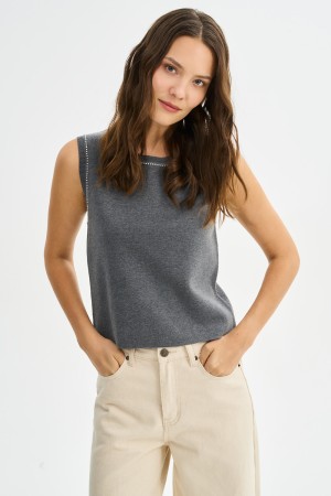 трикотажный жилет фотография