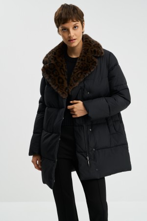 удлиненная куртка с меховой отделкой фотография