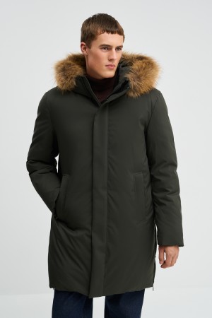 удлиненная зимняя куртка с капюшоном фотография